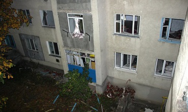Blocul de la Orhei avariat in urma exploziei din noaptea de vineri spre sambata a ramas pustiu.