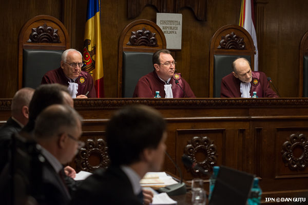 Parlamentul poate fi dizolvat în ultimele șase luni de mandat a președintelui dacă în termen de trei luni nu reușește să voteze un nou Guvern.