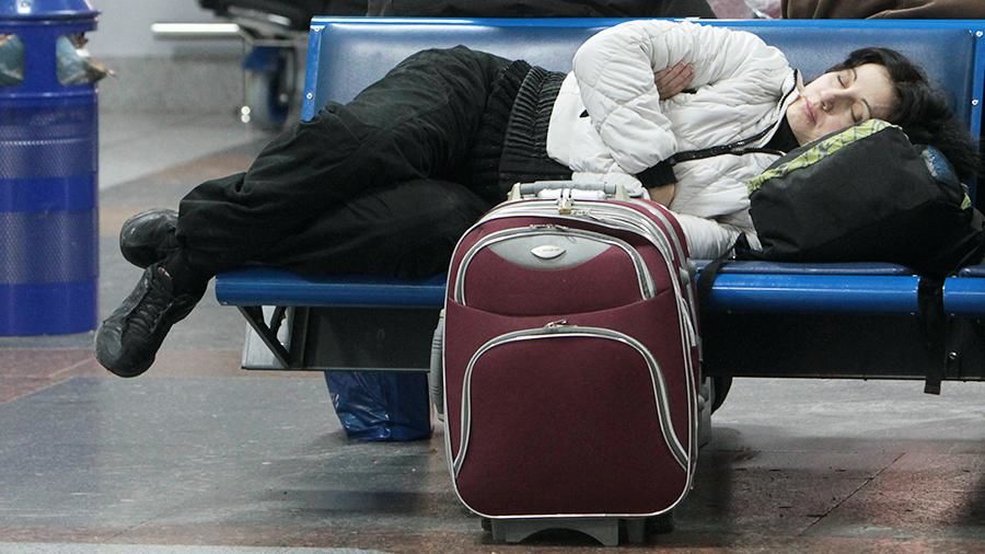 В аэропортах Москвы запретили сидеть на полу и лежать на сиденьях.
