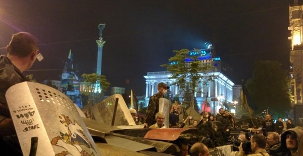 Возле баррикады, напротив Главпочтамта, колонну остановили. Началась драка.