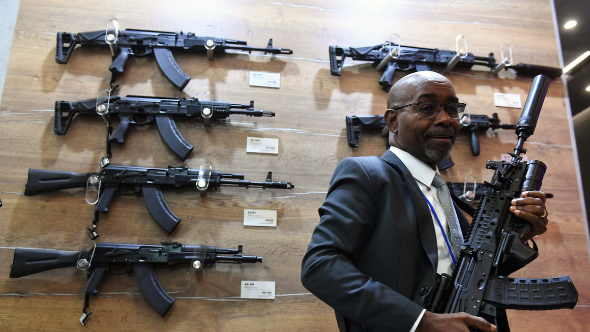 Veniturile celor mai mari 100 de producători de arme au ajuns în 2023 la 632 miliarde de dolari.