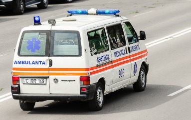 Девушка родила близнецов в машине скорой помощи.