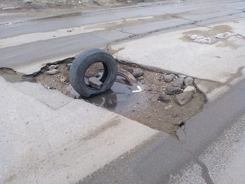 Огромная яма образовалась на дороге на Ботанике.
