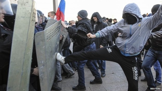 Manifestanti prorusi preiau controlul asupra unei cladiri guvernamentale la Harkov.