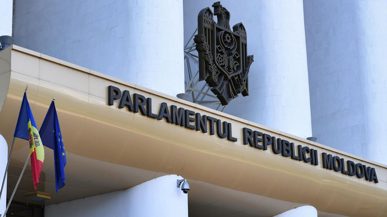 Парламент сократил потребление электроэнергии и горячей воды в целях экономии.