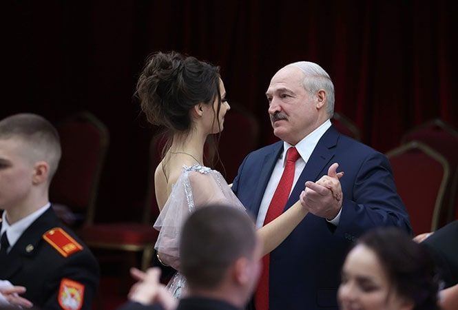 Лукашенко станцевал вальс с юной студенткой.