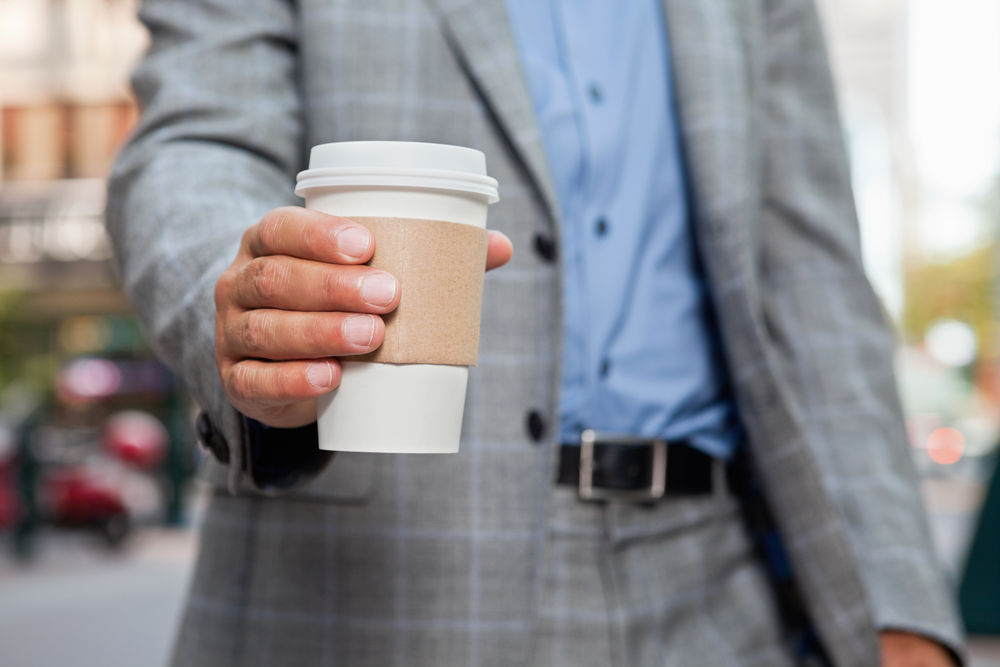 Dacă obişnuiţi să vă revigoraţi de dimineaţă cu o cafea proaspăt măcinată, cumpărată la colţ de stradă, atenţie mare! Plăcerea ar putea să vă coste sănătatea.
