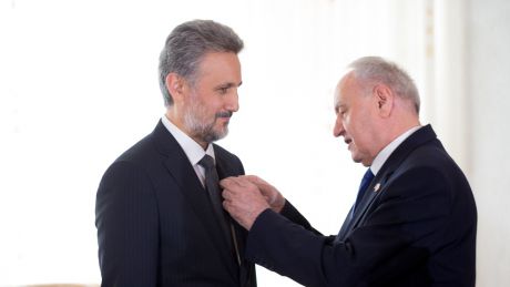 Președintele Nicolae Timofti l-a decorat pe ambasadorul român Marius Lazurca. Foto: prm.md