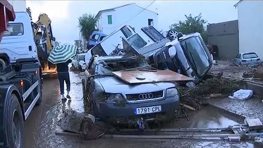 Сотни людей были вынуждены покинуть свои дома.