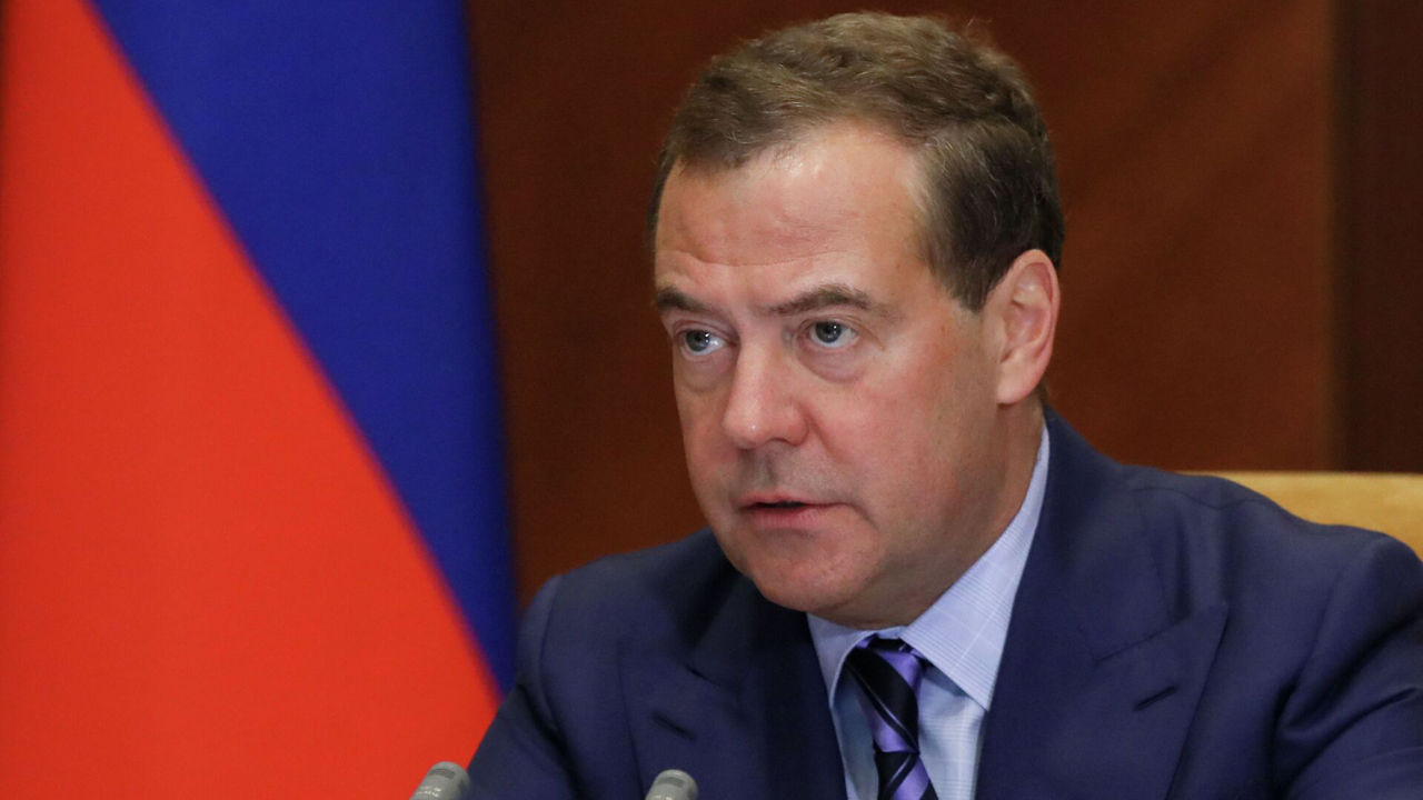 Медведев в пяти словах отреагировал на договоры о новых территориях России.