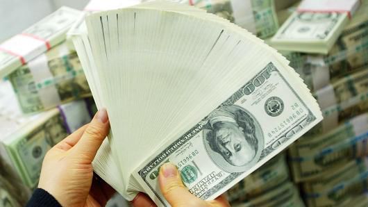 Dolarul s-a scumpit cu un ban şi a ajuns la 20 de lei şi 16 bani.