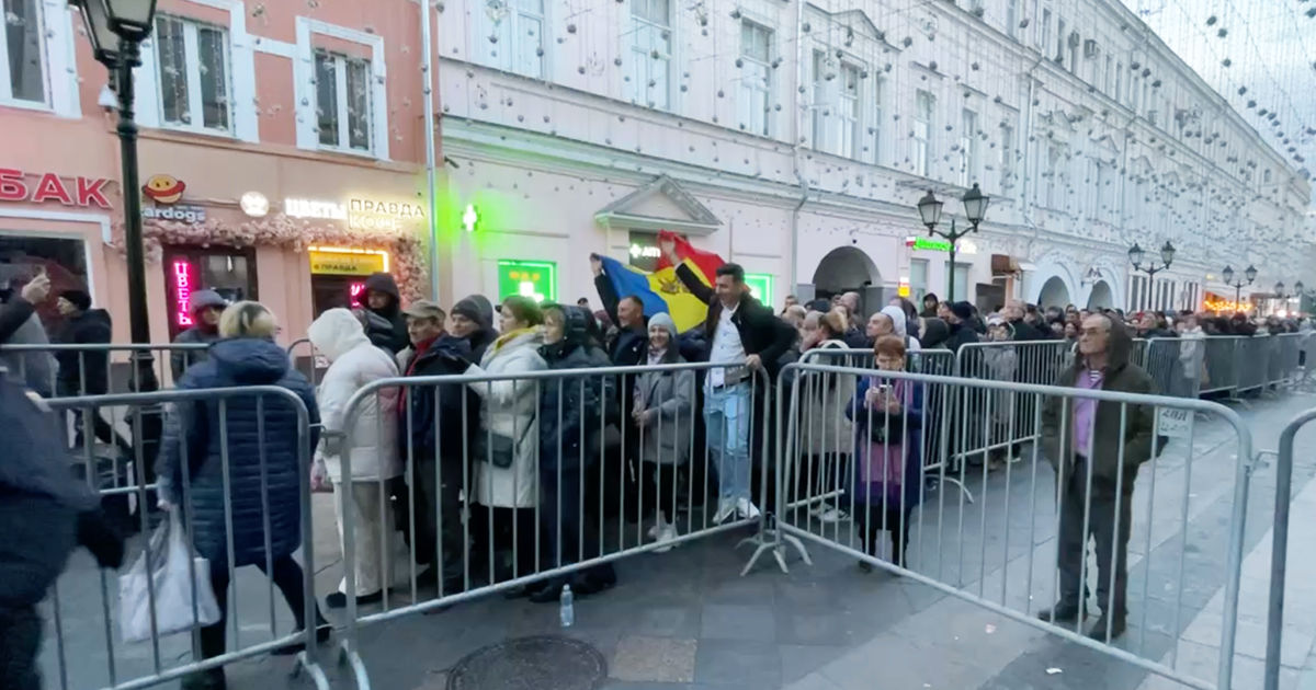 La cele două secții de votare din Rusia s-au creat cozi de alegătorii care vor să voteze.