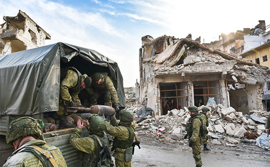 Российские военные во время разминирования восточных районов Алеппо в Сирии.