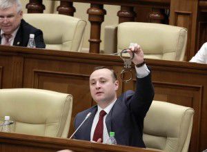 Социалисты принесли Гимпу на заседание парламента наручники.