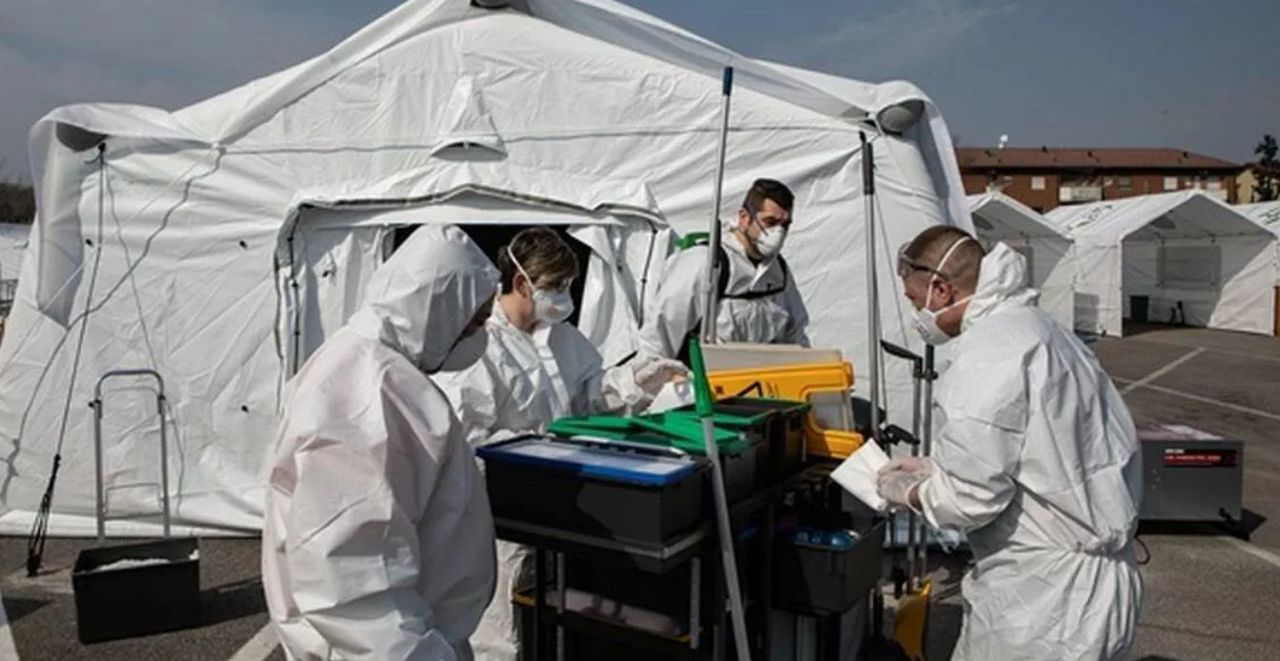 Врачи России и Италии начали прием больных COVID-19 в Бергамо.