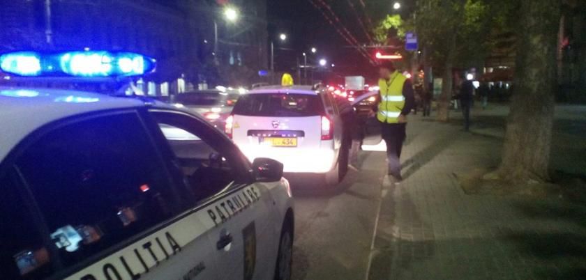 Taximetrist beat, prins de polițiști în timp ce transporta 2 pasageri. Foto: today.md