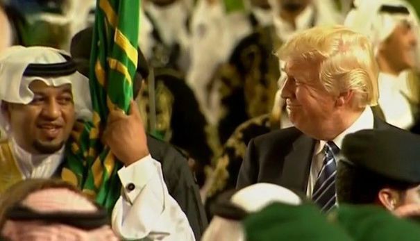 Donald Trump încearcă să obţină susţinerea liderilor islamici din Arabia Saudită. 