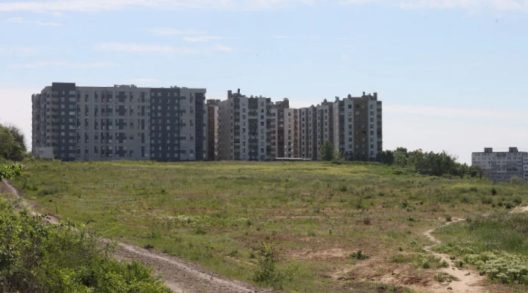 Судьба земельного участка на улице Гренобля неясна.