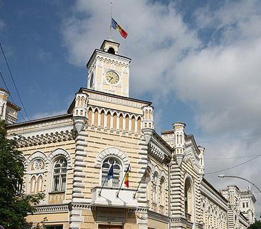Municipiul Chişinău are 42 de cetăţeni de onoare. Lista este deschisă de Alexei Beliskii, Dmitri Jerebin şi Vasili Liubko, comandanţi pe timpul URSS.