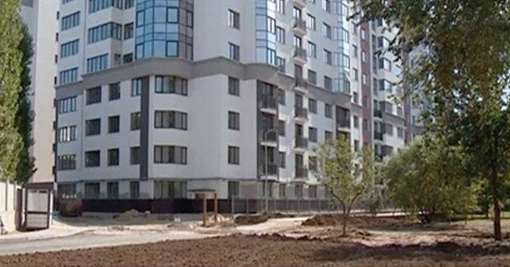 Жители столичного дома пожаловались на очередную новостройку.