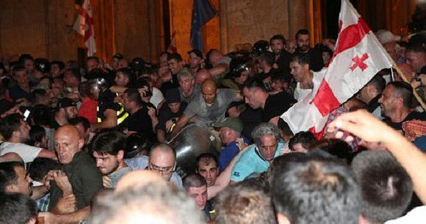 Более 300 человек задержали в ходе протестов в Грузии.