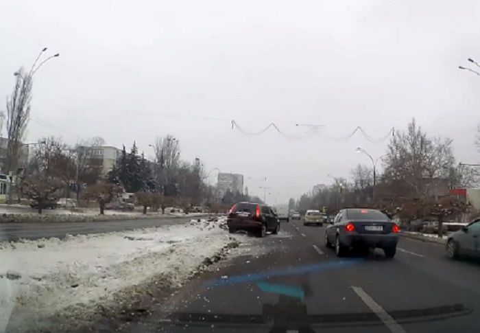 Непонятный маневр водителя озадачил кишиневцев.