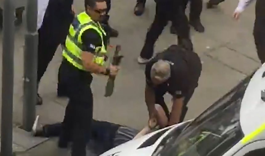 Bărbat înarmat cu o macetă, în apropierea unui concert Justin Bieber din Cardiff. 