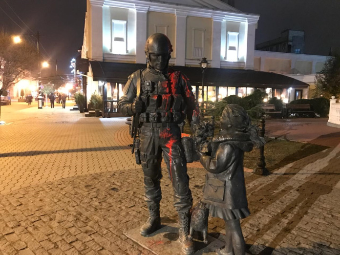 В Крыму облили краской памятник "вежливым людям".