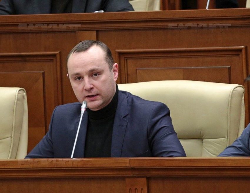 Батрынча также подчеркнул, что лучше бы Лянкэ объяснил гражданам, почему он подписал решение о выдаче денег из НБМ на покрытие кражи миллиарда.