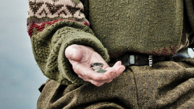 O moldoveancă de origine romă ar fi racolat o bătrână pe care a impus-o să cerșească. Foto: publika.md