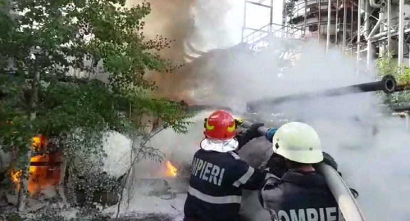 В ликвидации пожара принимают участие две пожарные команды.