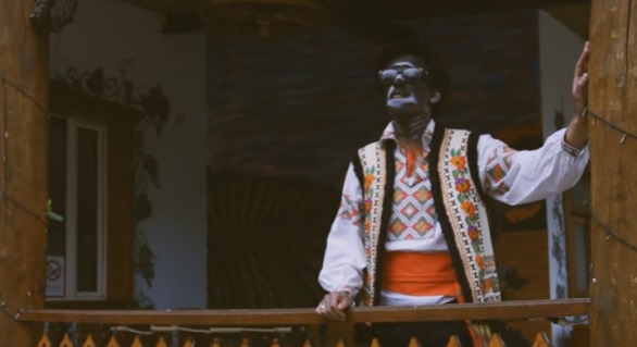 Cei de la Zebra Show au făcut o parodie, punând piesa pe muzică populară, mai exact pe linia melodică a piesei “La o margine de drum”, a lui Nicolae Sulac.