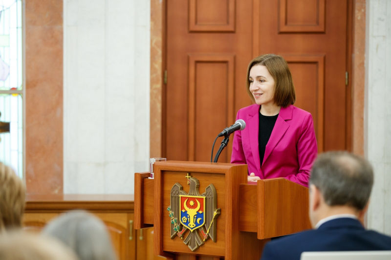 Майя Санду вручила государственные награды ряду преподавателей.