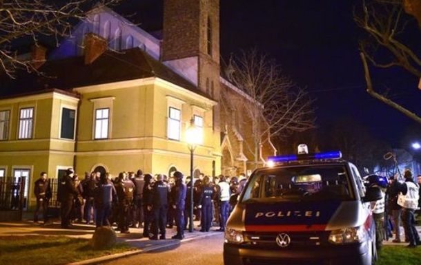 Полиция предполагает, что целью преступников было ограбление и версию о теракте можно исключить.