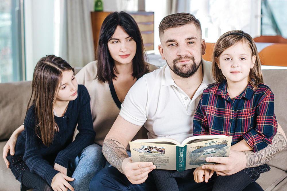 Книгу опубликует издательство «Эксмо», а в продаже она появится 23 ноября. 