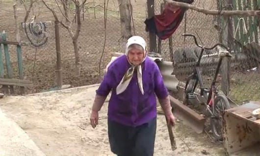 O bătrînă de 75 de ani, din satul Zaim, îşi învinuieşte propriul ginere că o bate şi nu-i dă pace să trăiască în propria-i gospodărie.