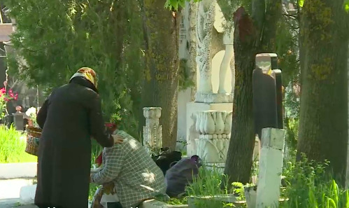 На крупных кладбищах в Родительский день активизировались попрошайки.