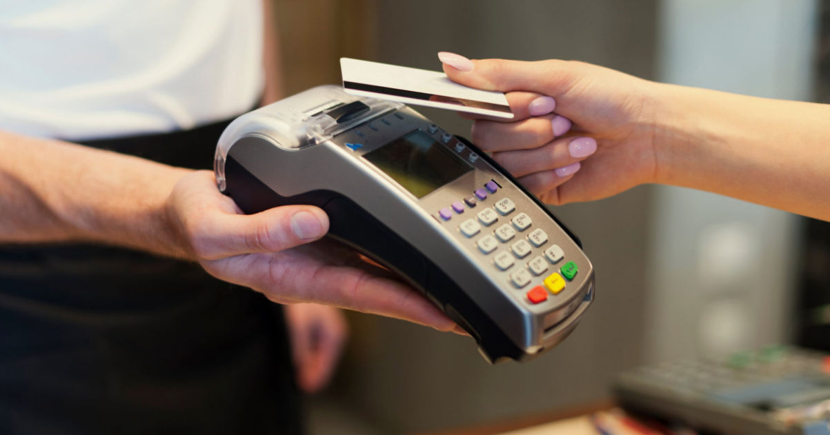 Cetăţenii Moldovei folosesc din ce în ce mai des cardurile bancare pentru a plăti bunuri şi servicii.