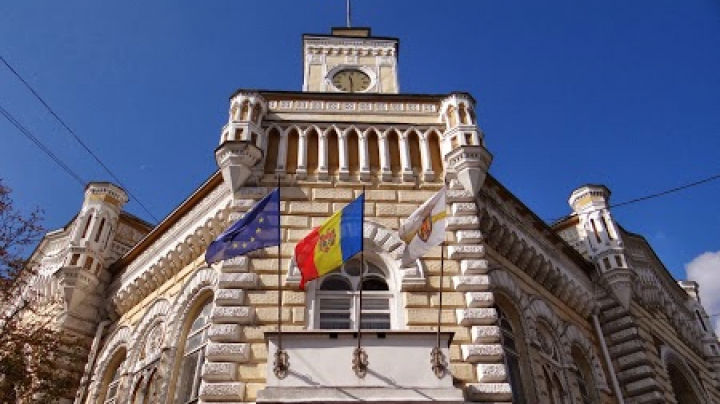 Consilierii municipali s-au întrunit la două şedinţe diferite