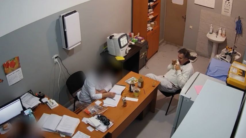 Адвокат объяснил кадры с принимающим пищу во время голодовки Саакашвили/