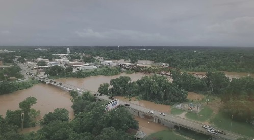 Число жертв наводнения в Техасе возросло до 16 человек.