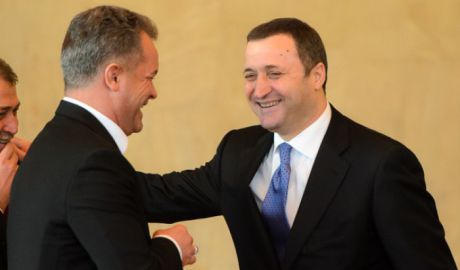 Ieri, în clădirea Guvernului, a avut loc un alt episod din tristul episod denumit „integrare europeană” în varianta Alianţei pentru Plahotniuc.