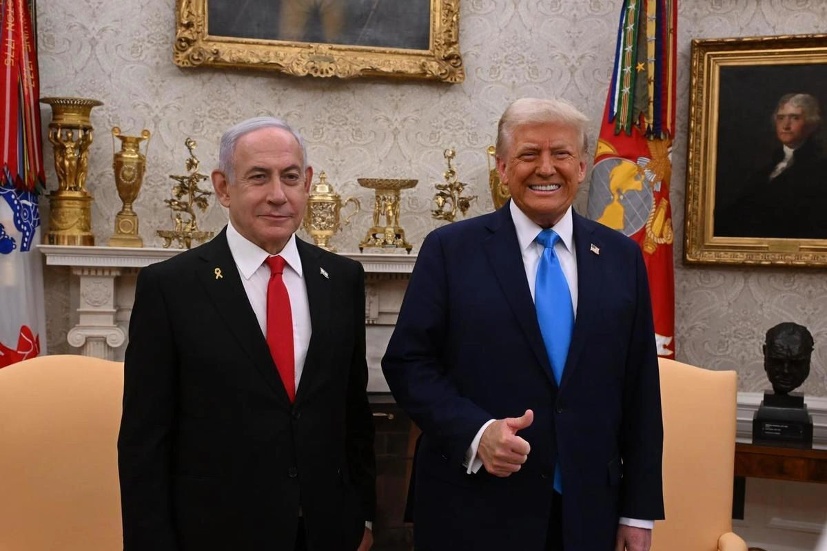 Нетаньяху подарил Трампу два пейджера — в память об операции против «Хезболлы».