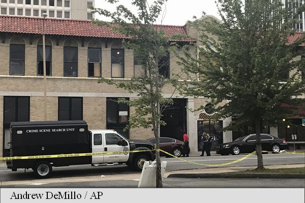 Schimb de focuri într-un bar din Arkansas soldat cu 28 de răniţi. 