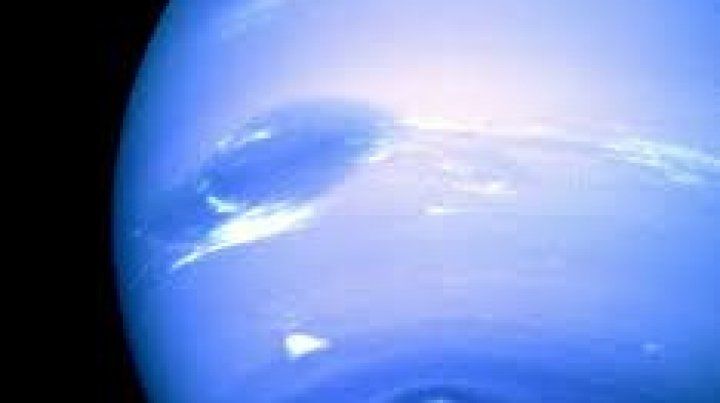 O imensă furtună observată pe suprafaţa lui Neptun a început să se micşoreze. 