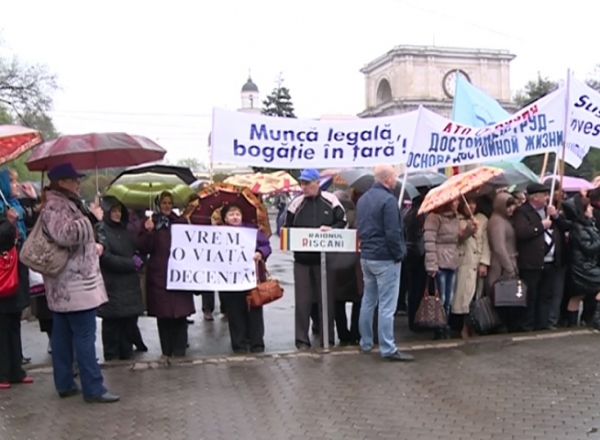 Revendicarile au fost aceleasi si astazi. Profesorii vor o majorare cu 50 la suta a salariilor.