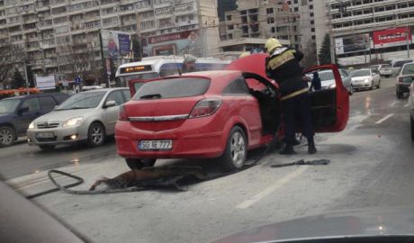 O maşină de marcă Opel Astra a luat foc la intersecţia străzii Ciuflea cu bulevardul Ştefan cel Mare. 	Foto: jurnal.md