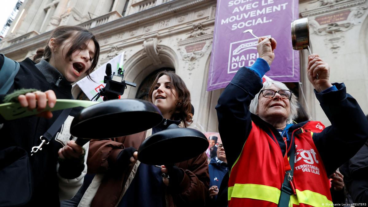 Во Франции прошли митинги с кастрюлями в годовщину переизбрания Макрона.
