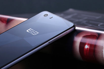 P9000 под управлением Android 5.1 поступит в продажу 20 октября 2015 года.