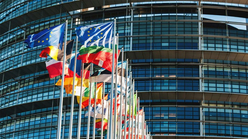 Европарламент готовит иск против Еврокомиссии, обвиняя ее в бездействии.